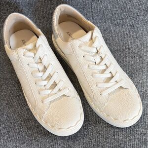 Anne Klein White Leather Women’s Scalloped Slip Elastic Lace Sneakers 8.5 NWOT